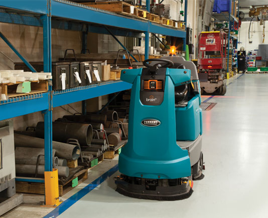 Darstellung der Robotik-Scheuersaugmaschine T7AMR, die einen industriellen Lagerboden ohne Bediener reinigt Darstellung der Robotik-Scheuersaugmaschine T7AMR, die einen industriellen Lagerboden ohne Bediener reinigt
