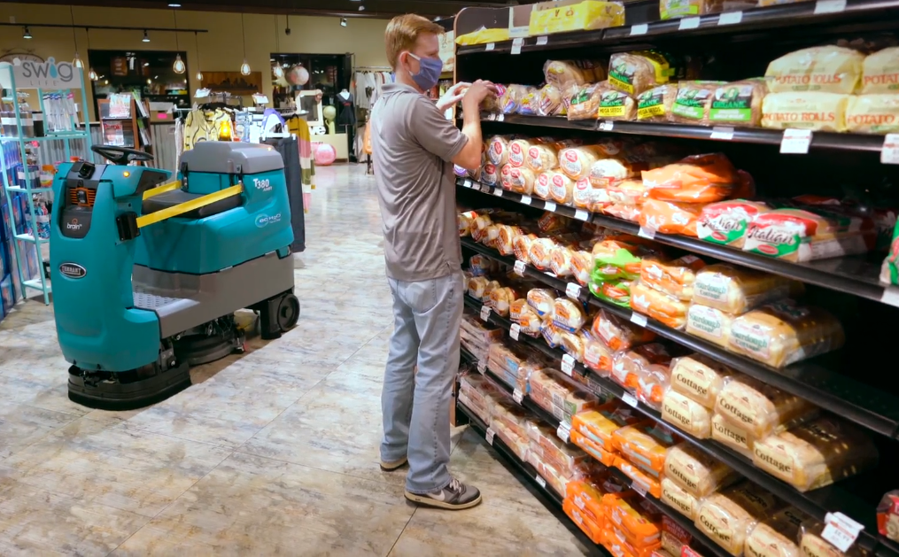 Die Robotik-Scheuersaugmaschine T380AMR von Tennant reinigt ein kleines Lebensmittelgeschäft, sodass das Personal produktiver arbeiten kann. Die Robotik-Scheuersaugmaschine T380AMR von Tennant reinigt ein kleines Lebensmittelgeschäft, sodass das Personal produktiver arbeiten kann.