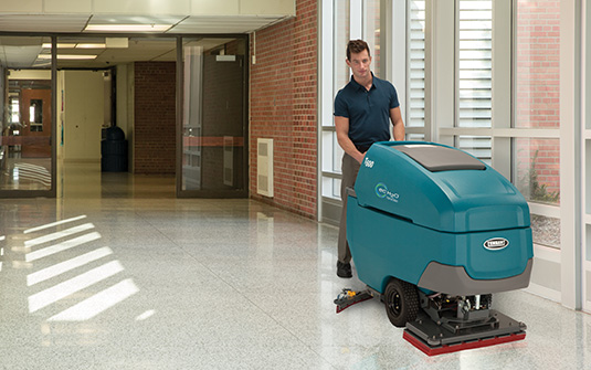 Tennant T600 reinigt die Schulflurbögen Tennant T600 reinigt die Schulflurbögen