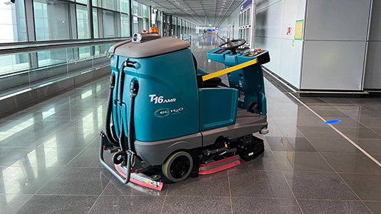 T16AMR Kommerzielle Robotik-Scheuersaugmaschine, eingesetzt von Fraport Facility Services am Flughäfen Frankfurt T16AMR Kommerzielle Robotik-Scheuersaugmaschine, eingesetzt von Fraport Facility Services am Flughäfen Frankfurt