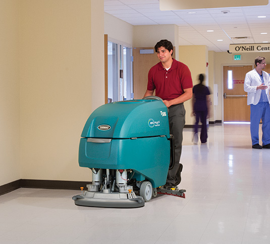 Handgeführte Tennant TT500e Scheuersaugmaschine reinigt in einem Krankenhaus Handgeführte Tennant TT500e Scheuersaugmaschine reinigt in einem Krankenhaus