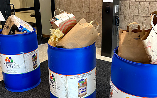 Los empleados de Tennant en la nueva sede central de Eden Prairie, MN, donan alimentos Los empleados de Tennant en la nueva sede central de Eden Prairie, MN, donan alimentos