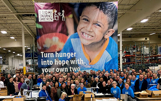 Voluntarios de Tennant participando en el programa de alimentación de niños llamado: Feed My Starving Children Voluntarios de Tennant participando en el programa de alimentación de niños llamado: Feed My Starving Children