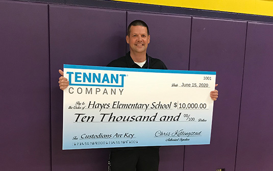Kris Kantor, de Lakewood Elementary, gana el gran premio del concurso de Tennant, Custodians are Key Kris Kantor, de Lakewood Elementary, gana el gran premio del concurso de Tennant, Custodians are Key