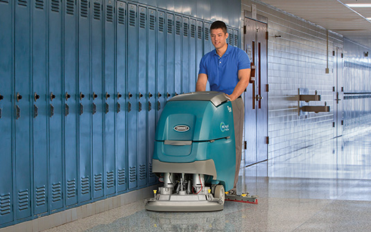 concierge nettoyant les couloirs de l’école pendant l’été concierge nettoyant les couloirs de l’école pendant l’été