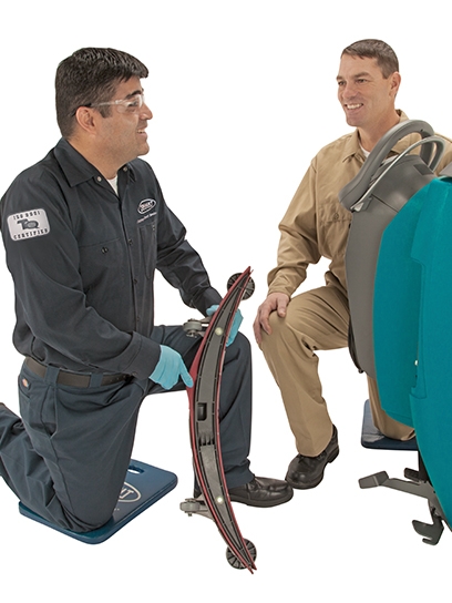 Un technicien de service de Tennant et un client Un technicien de service de Tennant et un client