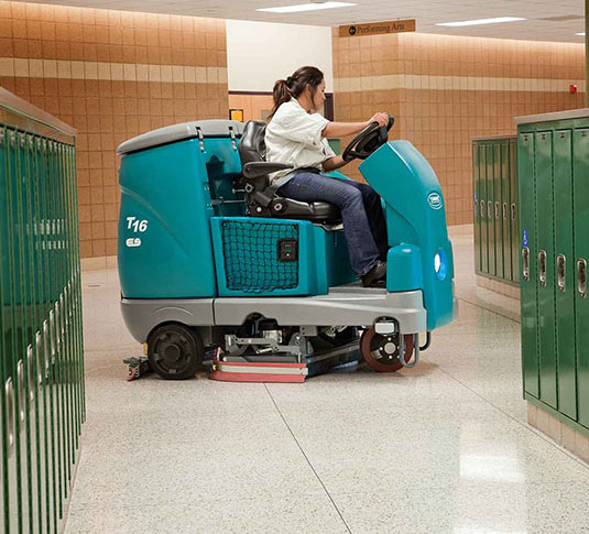 La machine T16 de Tennant nettoyage dans une école La machine T16 de Tennant nettoyage dans une école