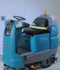 Flotte d’autolaveuses robots de Tennant Company nettoyant un commerce Flotte d’autolaveuses robots de Tennant Company nettoyant un commerce