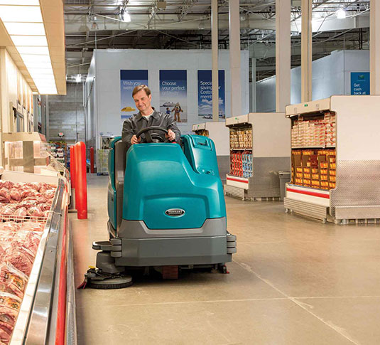 Tennant T17 che pulisce in un negozio di alimentari Tennant T17 che pulisce in un negozio di alimentari