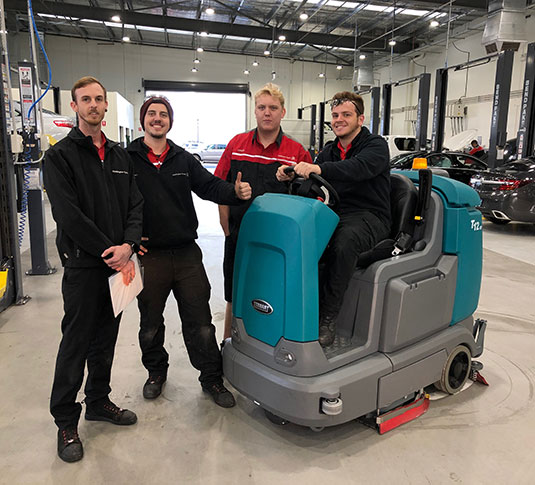 Maddington Toyota e la lavapavimenti uomo a bordo T12 Tennant Maddington Toyota e la lavapavimenti uomo a bordo T12 Tennant