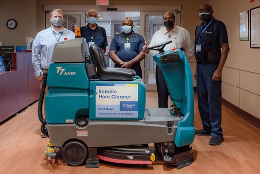Robot lavapavimenti T7AMR che pulisce un ospedale Robot lavapavimenti T7AMR che pulisce un ospedale