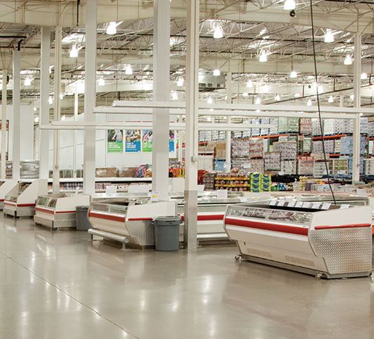 Supermercado com pisos brilhantes Supermercado com pisos brilhantes